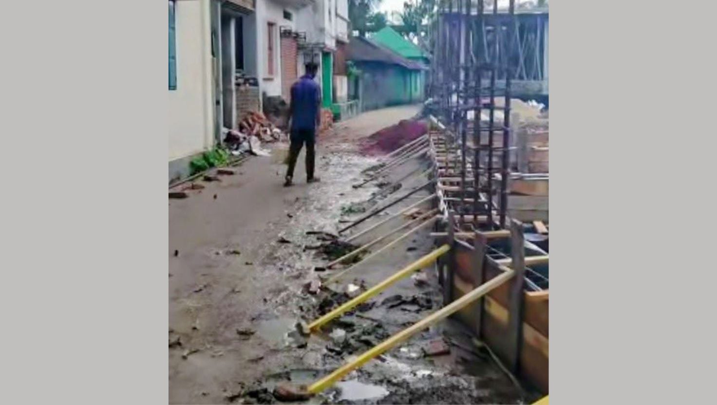 কেন্দুয়ায় ড্রেন নির্মাণে বাধা অপরিকল্পিত ভবন নির্মাণ