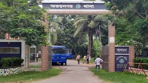 অভয়নগরে চরমপন্থী দলের সদস্যের গুলিবিদ্ধ লাশ উদ্ধার
