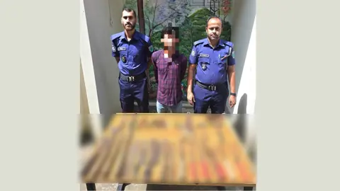 কুলাউড়ায় বিপুল পরিমাণ দেশীয় অস্ত্রসহ ডাকাত গ্রেপ্তার
