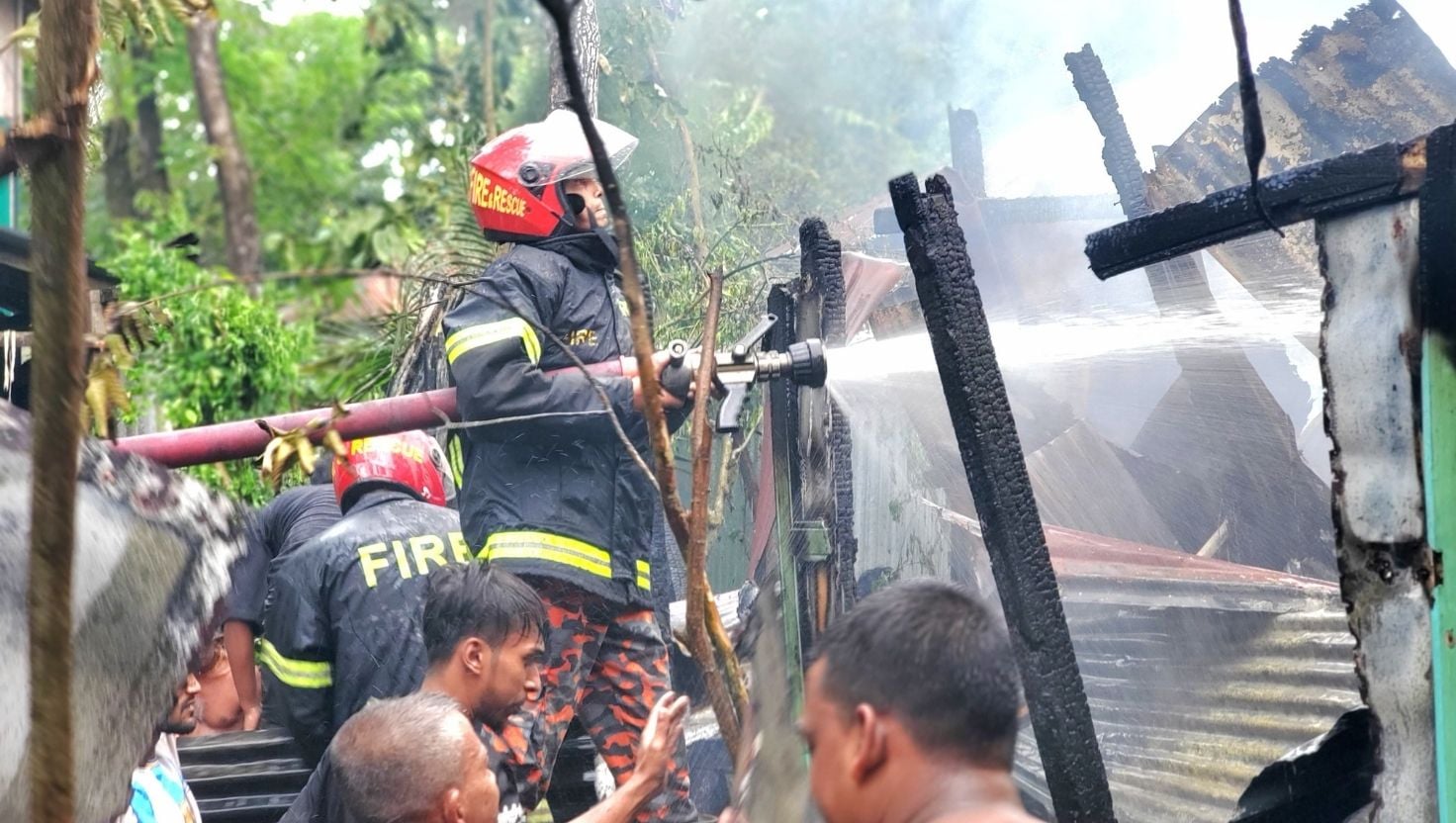 দৌলতখানে আগুনে পুড়েছে দুটি বসতঘর, ৩০ লাখ টাকার ক্ষতি