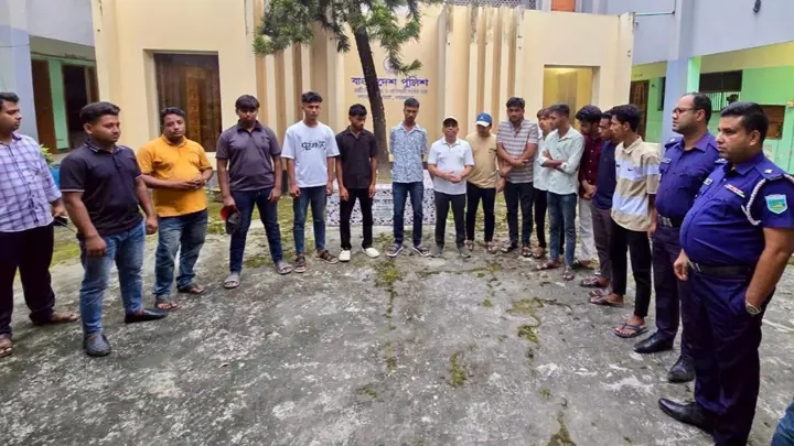 পাবনায় মিছিলের প্রস্তুতি, উপজেলা আ.লীগ সভাপতিসহ আটক ১৫
