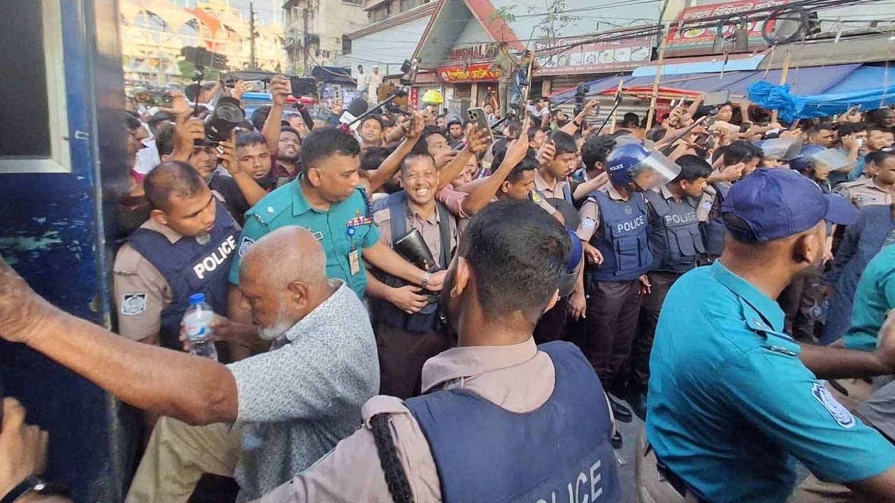 আটককৃতদের গাড়িতে তোলা হচ্ছে। ছবি: আমার দেশ