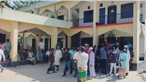 হাতীবান্ধায় সার না পেয়ে কৃষকদের মহাসড়ক অবরোধ