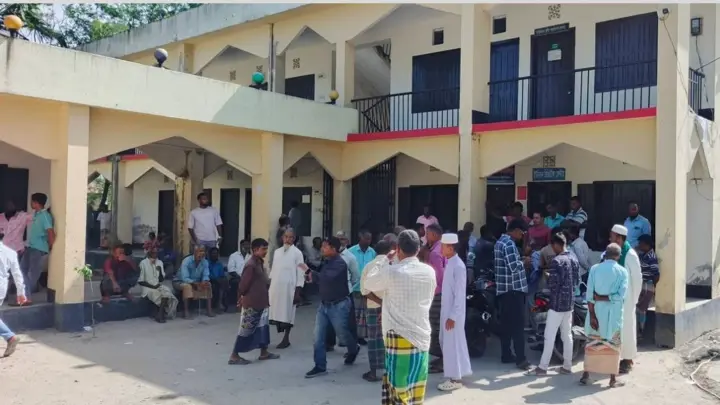 হাতীবান্ধায় সার না পেয়ে কৃষকদের মহাসড়ক অবরোধ