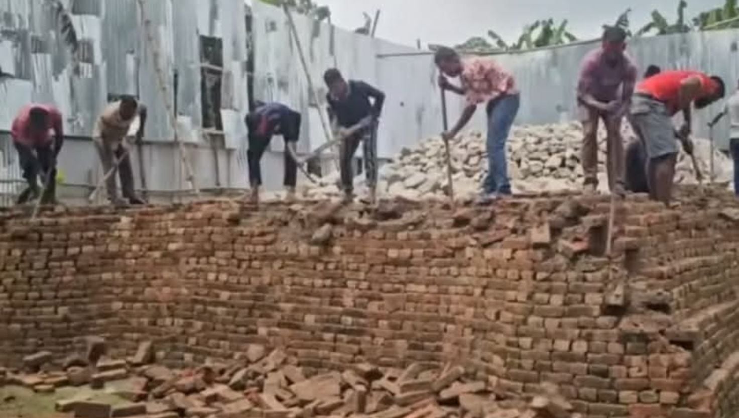  কটিয়াদীতে চুনাপাথরের কারখানা গুঁড়িয়ে দিল প্রশাসন