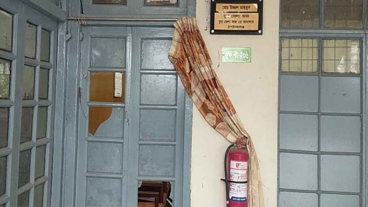 বিদ্যুৎ নিয়ে সমালোচনা করায় বিচারকের বিরুদ্ধে  ছাত্রদলের বিক্ষোভ, এজলাসে ভাঙচুর

