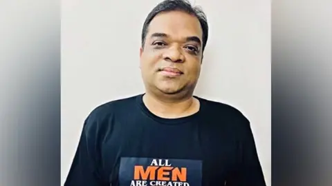 সাবেক যুগ্ম সচিব ধনঞ্জয়কে আত্মসমর্পণে পত্রিকায় বিজ্ঞপ্তির নির্দেশ
