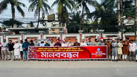 লিখিত কমিয়ে ভাইভার নম্বর বাড়ানোর প্রতিবাদে মানববন্ধন