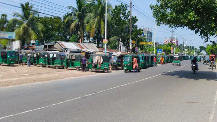 গ্যাস না পেয়ে ভ্যানে করে গাড়ি নিয়ে বাড়ি ফিরতে হলো, চালকদের আয় বন্ধ