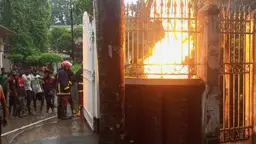 বজ্রপাতে বিদ্যুৎমন্ত্রীর বাড়িতে গ্যাসের রাইজারে আগুন