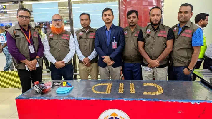 জুতায় ১৬ কোটি টাকার সোনা, বিমান বাংলাদেশের দুই কর্মী রিমান্ডে