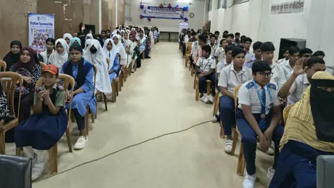 ১৪৮ সুবিধাবঞ্চিত ও এতিম শিক্ষার্থী পেল শিক্ষা উপকরণ
