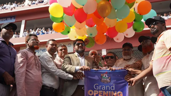 বিশ্বকাপের আদলে দল গঠন করে ফুটবল টুর্নামেন্টে মেতেছে শিক্ষার্থীরা
