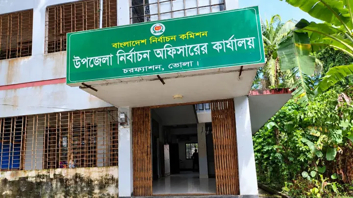 আবেদন ছাড়াই দুই মেম্বার প্রার্থীর ভোটার এলাকা বদলের অভিযোগ