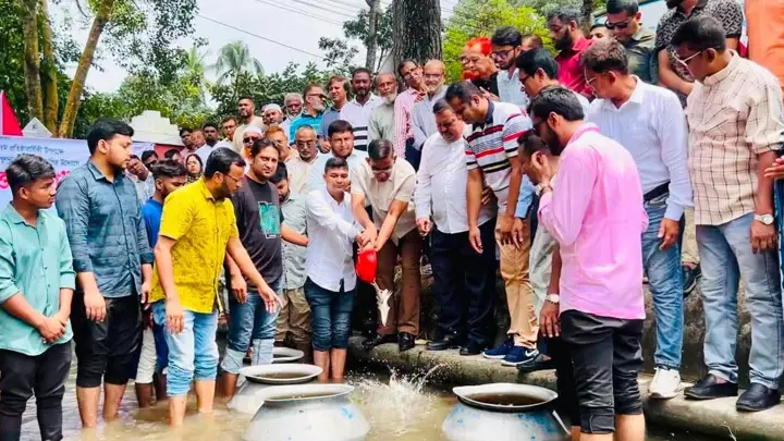 প্রতিষ্ঠাবার্ষিকীতে মাছের পোনা ছাড়ল খুলনা বিএনপি