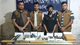 নোয়াখালীতে অস্ত্র তৈরির কারিগর গ্রেপ্তার, বন্দুক ও সরঞ্জাম উদ্ধার
