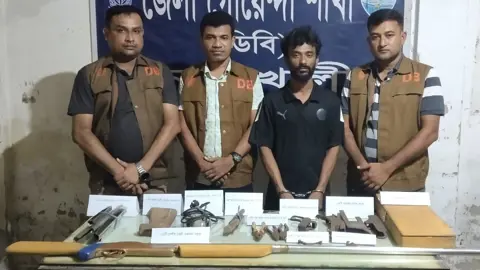 নোয়াখালীতে অস্ত্র তৈরির কারিগর গ্রেপ্তার, বন্দুক ও সরঞ্জাম উদ্ধার