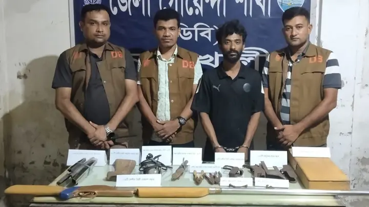 নোয়াখালীতে অস্ত্র তৈরির কারিগর গ্রেপ্তার, বন্দুক ও সরঞ্জাম উদ্ধার
