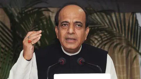 বাংলাদেশি কর্মকর্তাদের ভারতে প্রশিক্ষণ নেওয়ার অনুরোধ ভারতীয় হাইকমিশনারের
