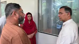 আহত সেনা কর্মকর্তাকে দেখতে সিএমএইচে প্রধানমন্ত্রী