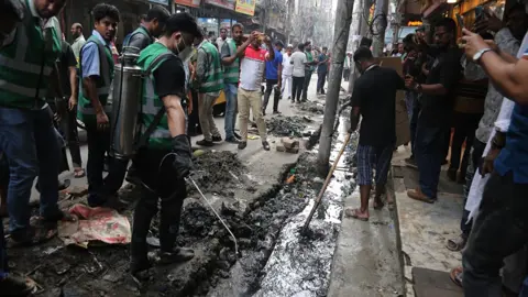 ডেঙ্গু ঠেকাতে রাস্তায় ইশরাক, পরিষ্কার করলেন ড্রেন-ময়লা