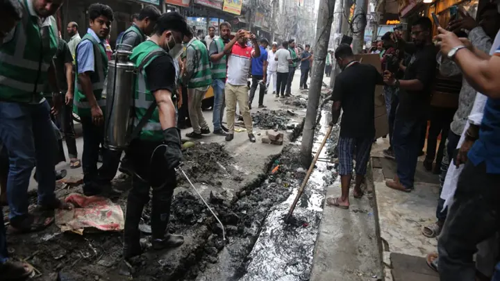 ডেঙ্গু ঠেকাতে রাস্তায় ইশরাক, পরিষ্কার করলেন ড্রেন-ময়লা