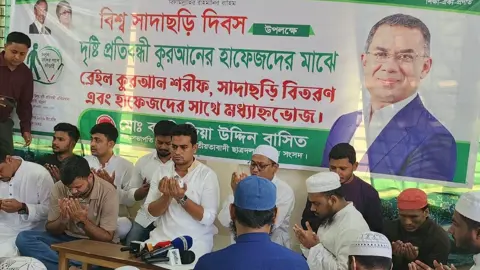 দৃষ্টিপ্রতিবন্ধী হাফেজদের ব্রেইল কোরআন ও সাদাছড়ি দিলেন ছাত্রদল নেতা বাসিত