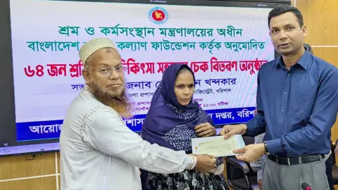 বরিশালে ১৭৪ শ্রমজীবী পরিবার পেল ৭৮ লাখ টাকার চিকিৎসা সহায়তা