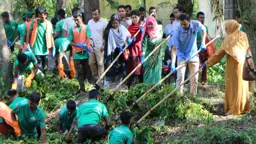 দুই যুগের ময়লা সরাতে পুকুরে নামলেন বরিশালের ডিসি-ইউএনও