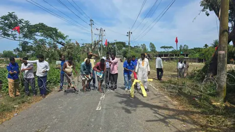 উখিয়ায় ৪৮ ঘণ্টা পরও জ্বলছে গ্যাসের আগুন, ২০০ মিটারজুড়ে বেড়া