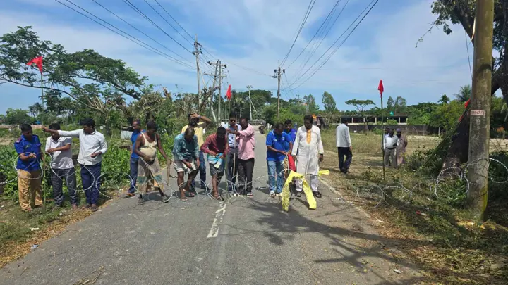 উখিয়ায় ৪৮ ঘণ্টা পরও জ্বলছে গ্যাসের আগুন, ২০০ মিটারজুড়ে বেড়া