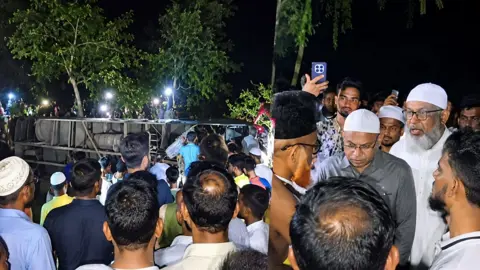 লংমার্চ থেকে ফেরার পথে বাস খাদে পড়ে নিহত ১, আহত ১০