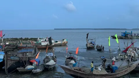 নদী ছাড়ছেন জেলেরা, মধ্যরাত থেকে ইলিশ ধরায় ২২ দিনের নিষেধাজ্ঞা