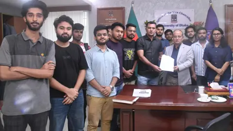 ঢাবিতে ডেঙ্গু সচেতনতামূলক পোস্টার ছেঁড়ার অভিযোগ, প্রশাসনের হস্তক্ষেপ দাবি
