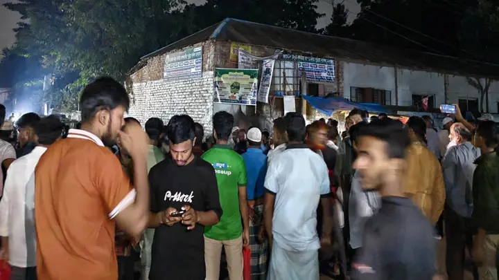 জঙ্গল সলিমপুরে বিদ্যুৎ বিচ্ছিন্ন ঘিরে স্থানীয়দের বিক্ষোভ