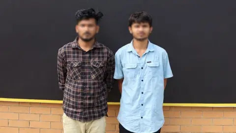 খুলনায় বিদেশি পিস্তল ও গুলিসহ দুই যুবক আটক