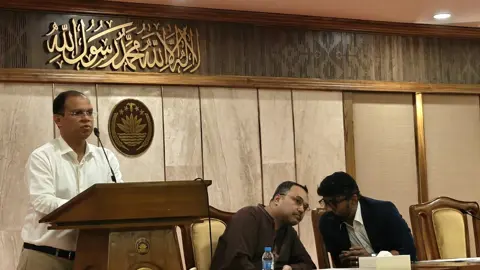পলাতক সরকার যেভাবে দেশ চালিয়েছে, বিরোধীরাও সেই সূত্রে চলছে: রুমন
