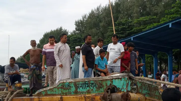 কীর্তনখোলায় কোস্ট গার্ডের জাহাজের ধাক্কা, অল্পের জন্য রক্ষা পেল গমবাহী কার্গো