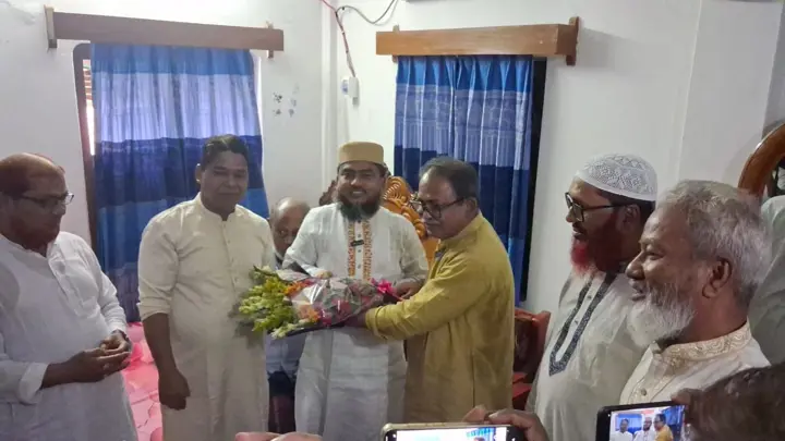 ভোটে জিতেই জামায়াত প্রার্থীর বাসায় ফুল নিয়ে গেলেন মির্জা ফয়সল