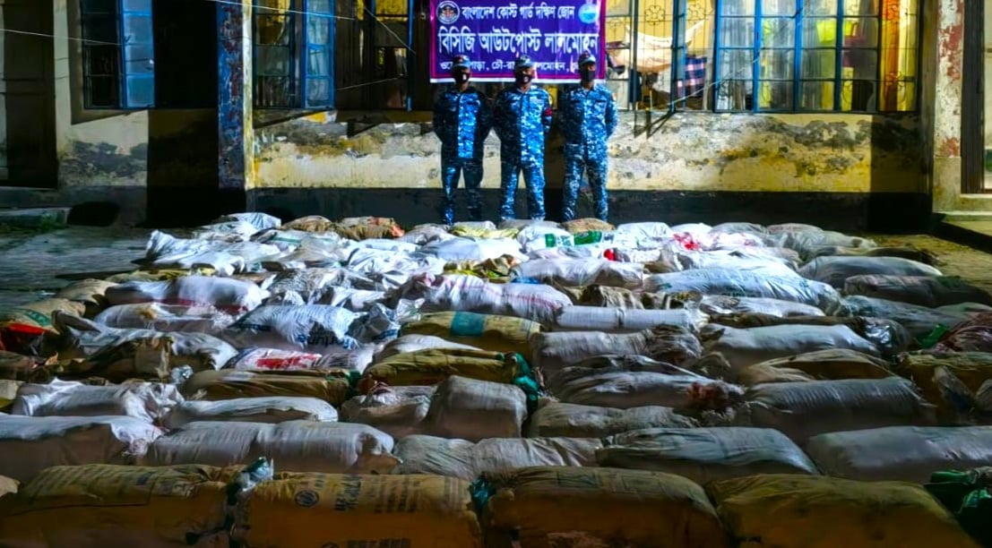 লালমোহনে ২২ লাখ টাকার নিষিদ্ধ পলিথিন জব্দ