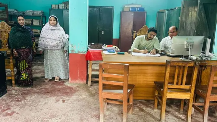 বরিশালে দেরিতে অফিসে আসায় ভূমি অফিসের দুই কর্মী স্ট্যান্ড রিলিজ