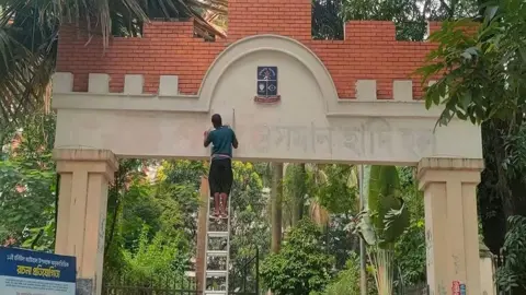 ঢাবিতে শেখ মুজিব হলের ফটক থেকে মুছে দেওয়া হলো ‘শহীদ ওসমান হাদি’ নাম