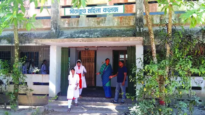 যাতায়াত ব্যয়, বিয়ে-সংসারের চাপে কলেজে অনুপস্থিত অনেক ছাত্রী