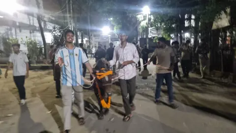 জবি ক্যাম্পাসে গরু নিয়ে আনন্দ মিছিল