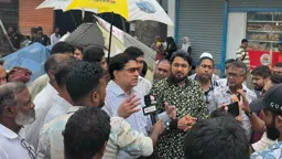 ফুটপাত দখলমুক্ত করতে ডেমরায় অভিযান, বিএনপি নেতাকর্মীদের সহায়তা