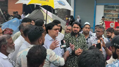 ফুটপাত দখলমুক্ত করতে ডেমরায় অভিযান, বিএনপি নেতাকর্মীদের সহায়তা