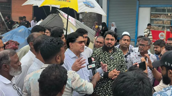 ফুটপাত দখলমুক্ত করতে ডেমরায় অভিযান, বিএনপি নেতাকর্মীদের সহায়তা