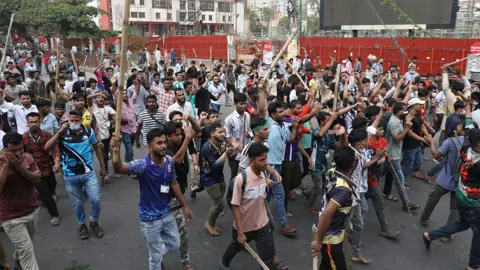 বেতন বাড়ানোর দাবিতে মিরপুরে শ্রমিকদের ৬ ঘণ্টা সড়ক অবরোধ