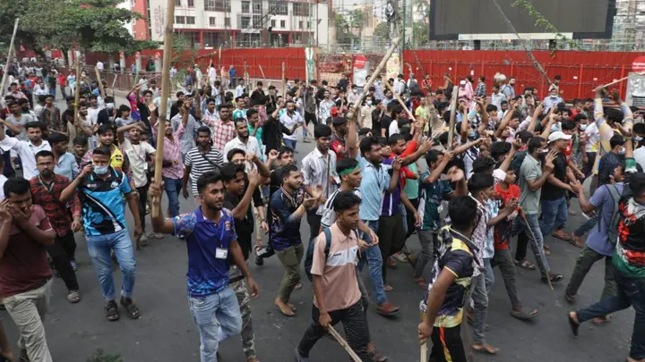 বেতন বাড়ানোর দাবিতে মিরপুরে শ্রমিকদের ৬ ঘণ্টা সড়ক অবরোধ