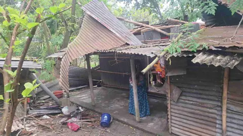 মরার ওপর খাঁড়ার ঘা, ঝড়ে শেষ আশ্রয়টুকুও হারালেন হাজেরা বেওয়া